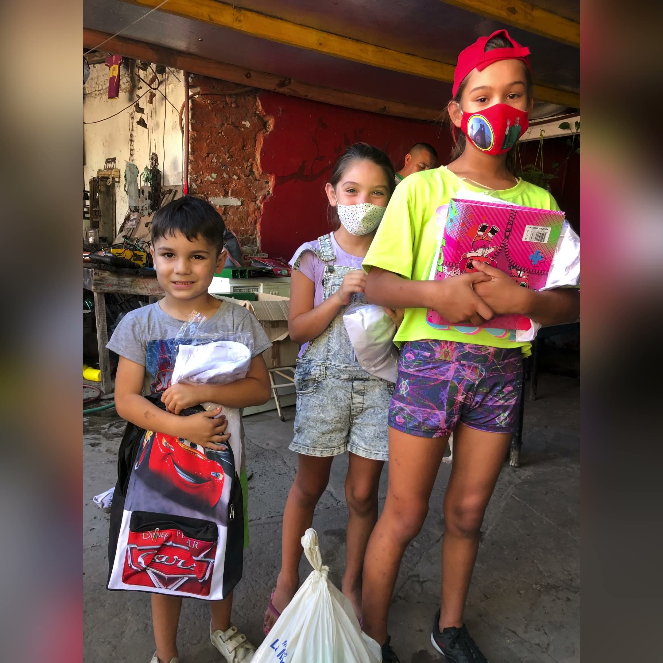 Útiles escolares, guardapolvos y mercadería preparados para entregar a los chicos