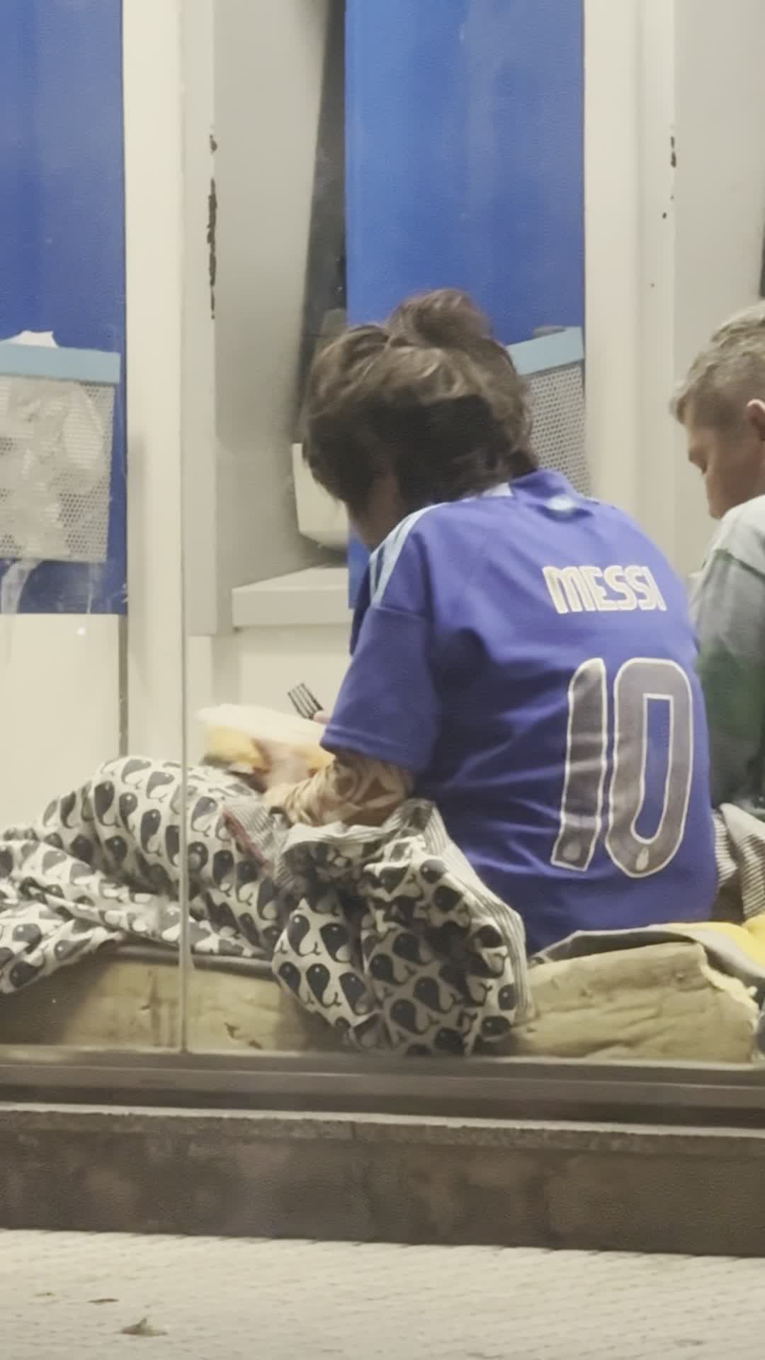 Una persona recibiendo su vianda