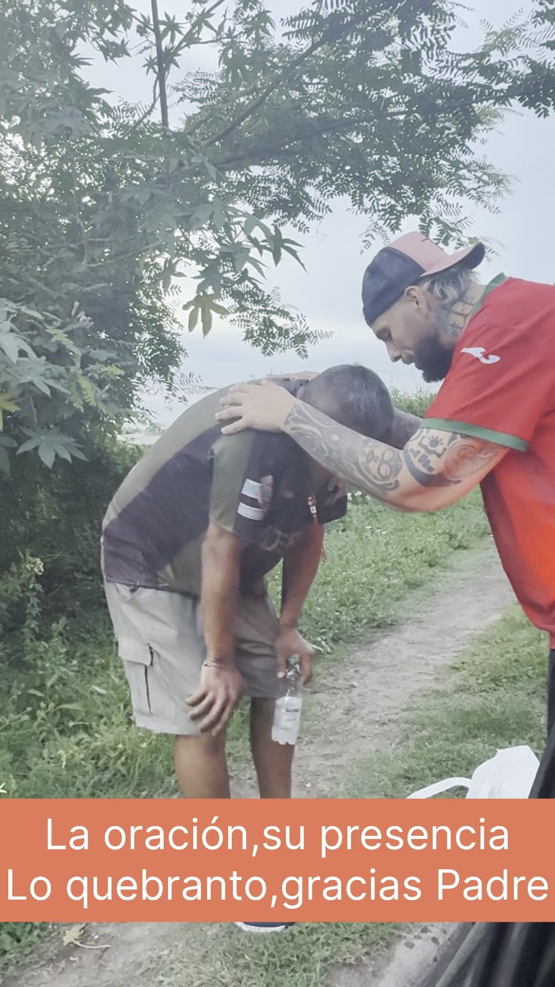 Momento de oración durante una entrega de cenas navideñas a personas en situación de calle