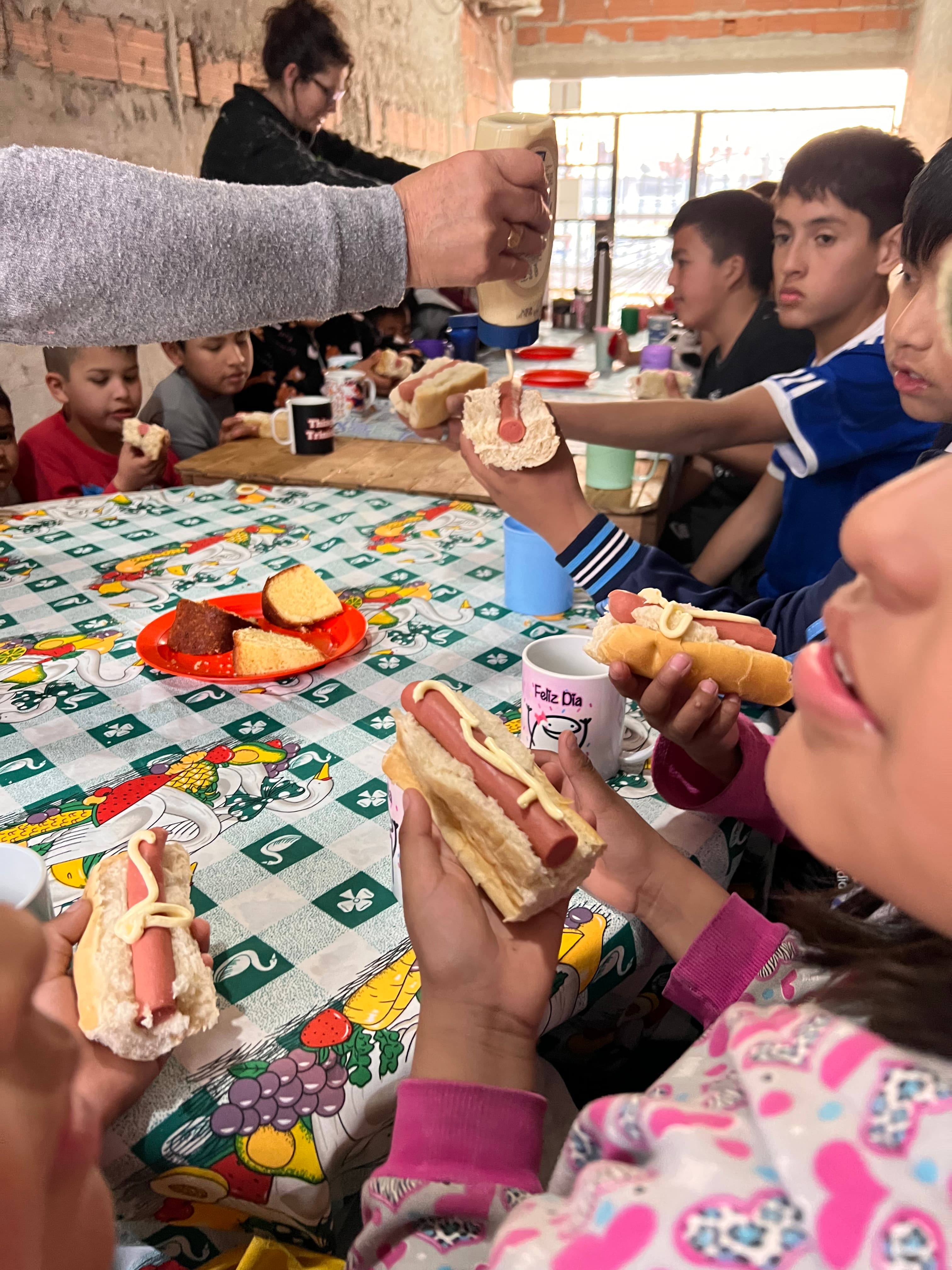 Chicos merendando en el comedor solidario