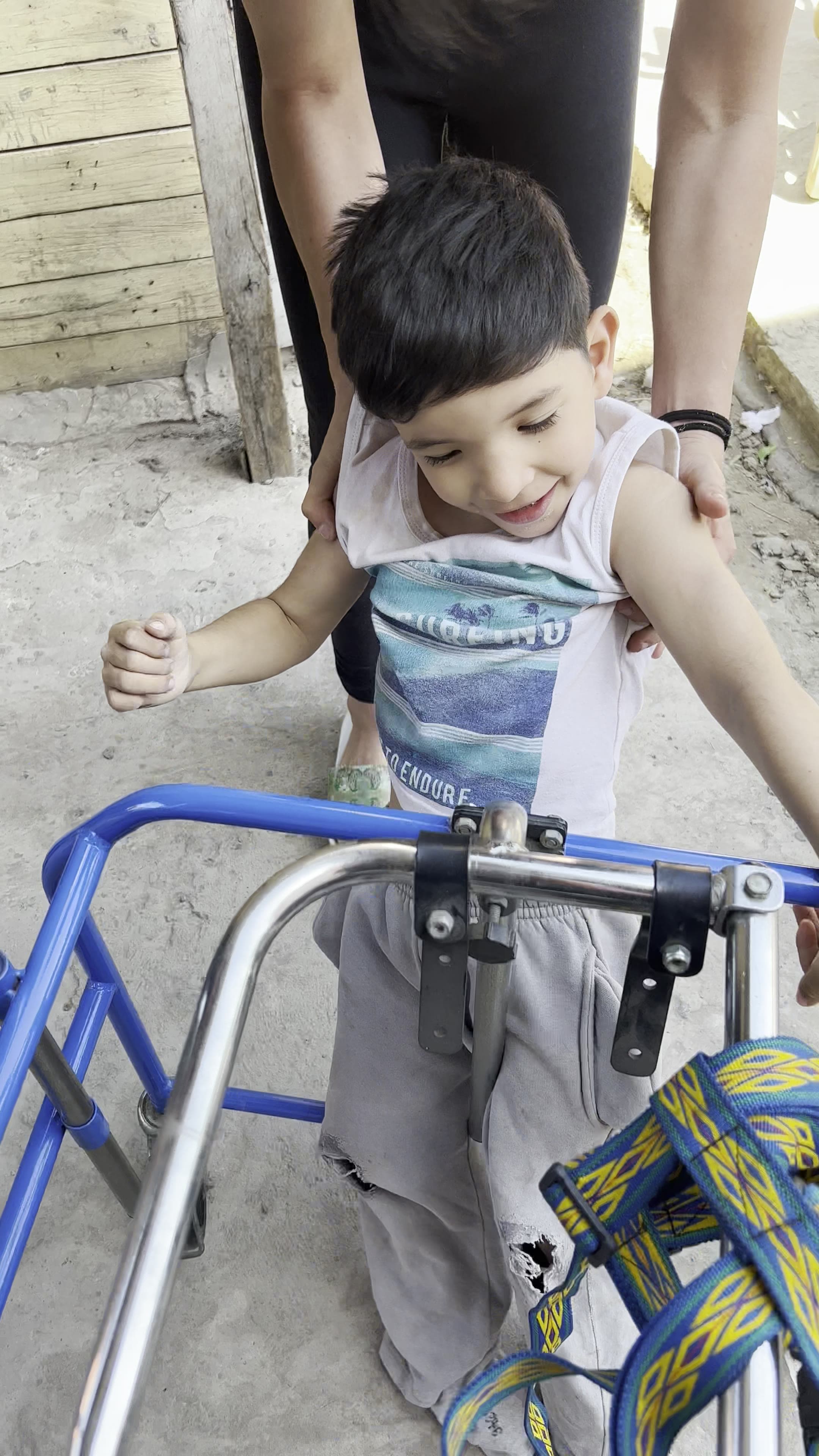 Dylan probando su andador ortopédico nuevo