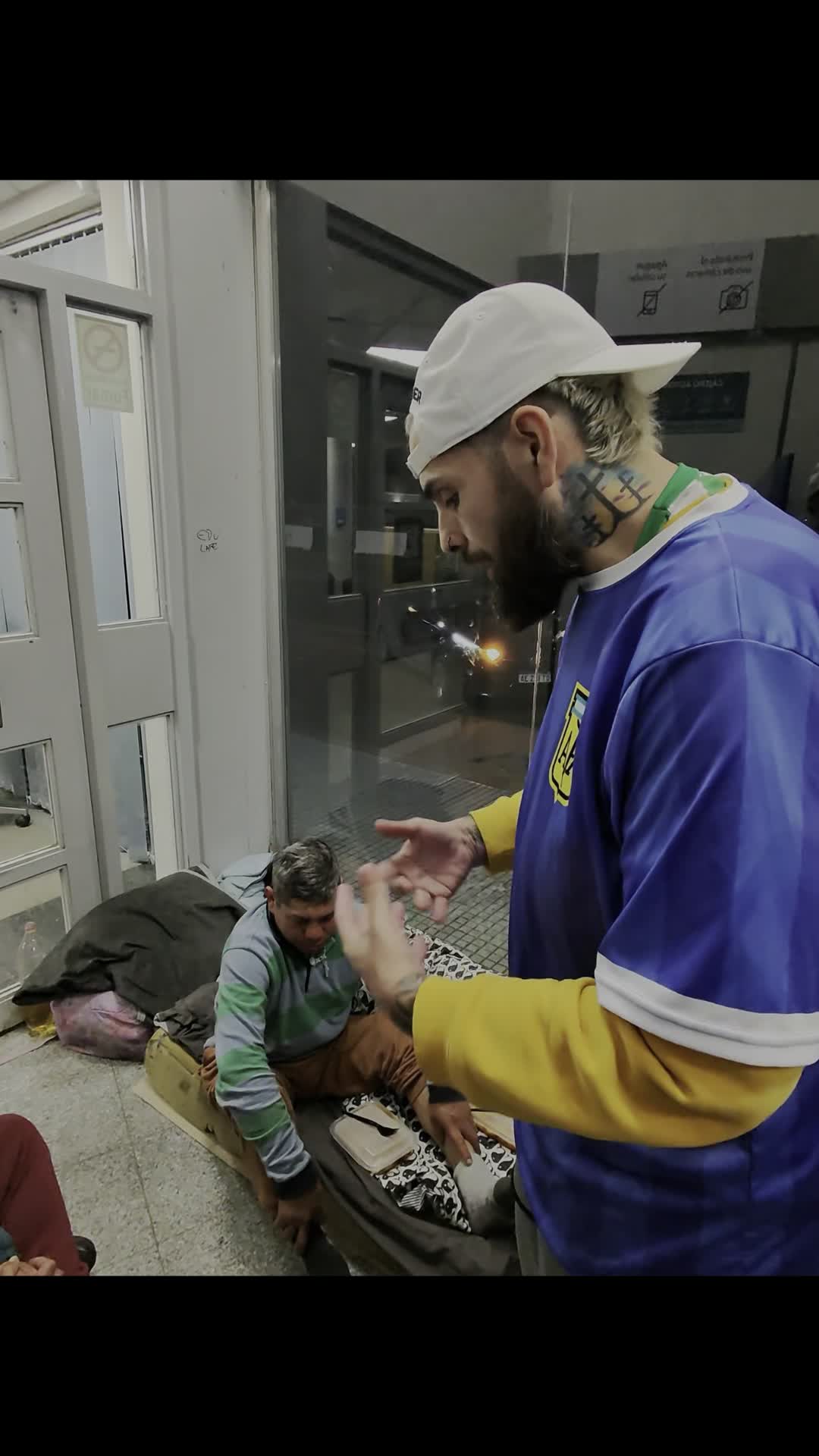 Compartiendo una oración durante la entrega de una vianda en un hospital