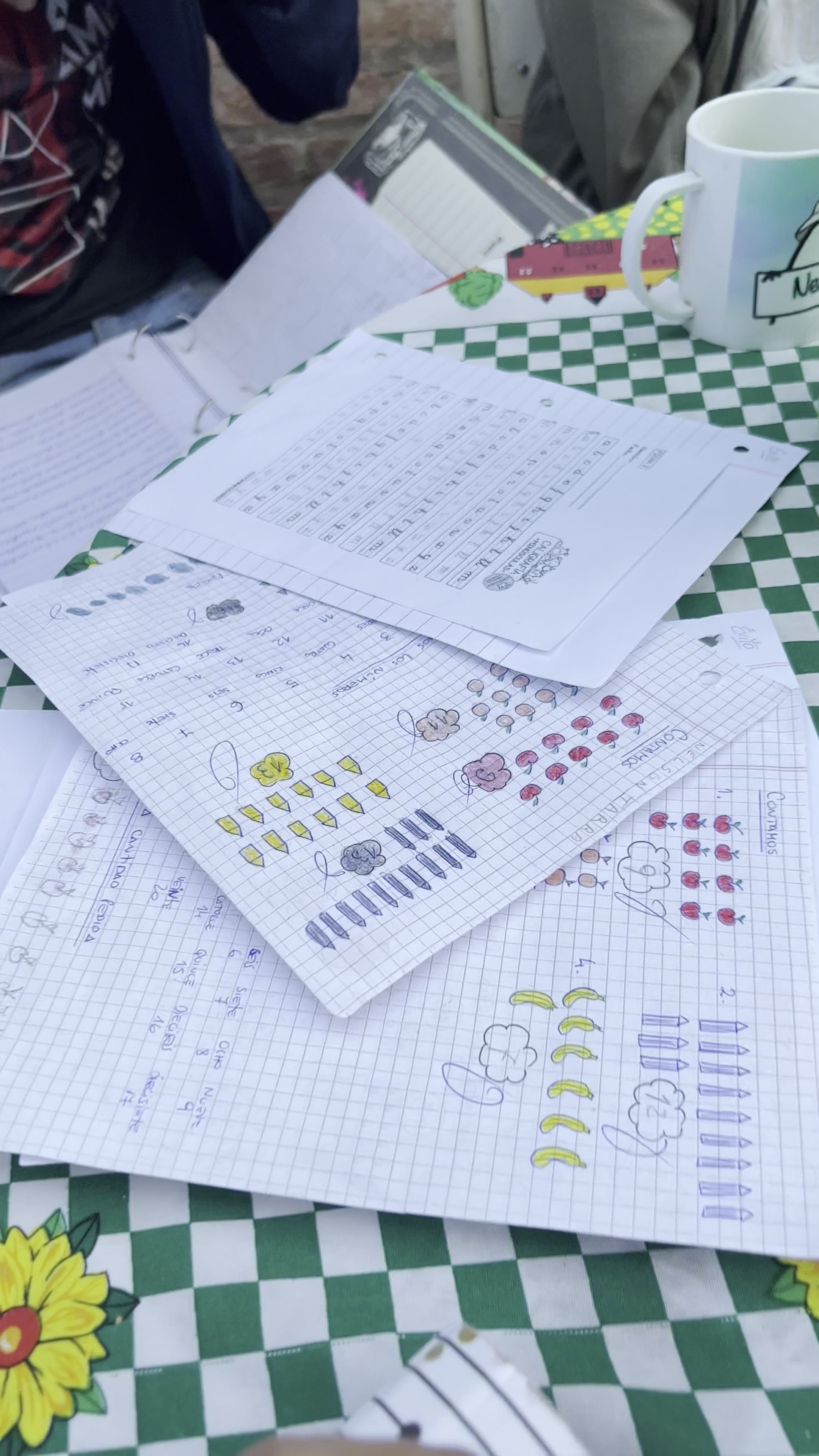 Cuaderno con ejercicios de vocales hechos por los chicos del merendero