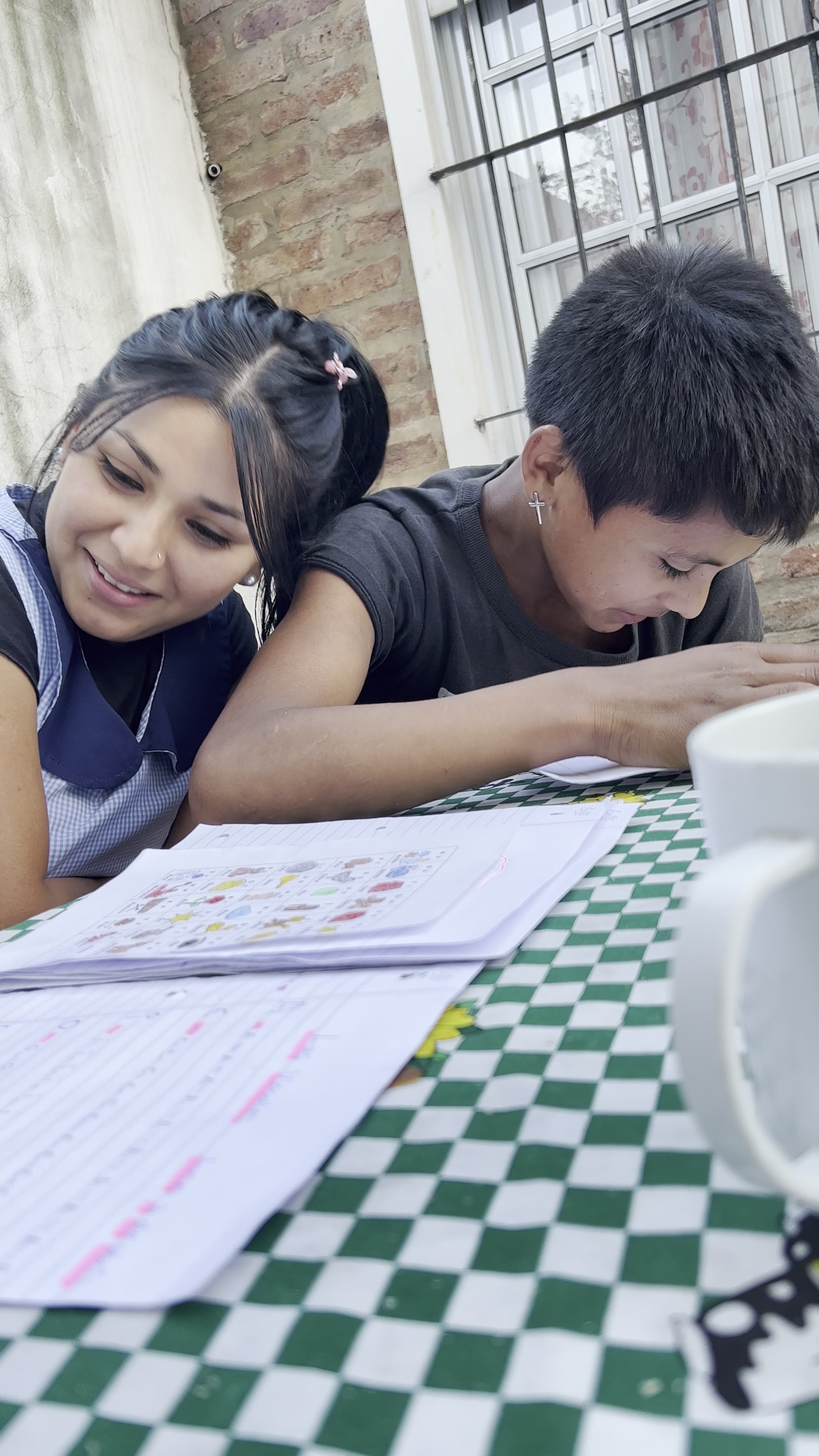 Cuadernos con ejercicios de conteo y letras hechos por los chicos del merendero