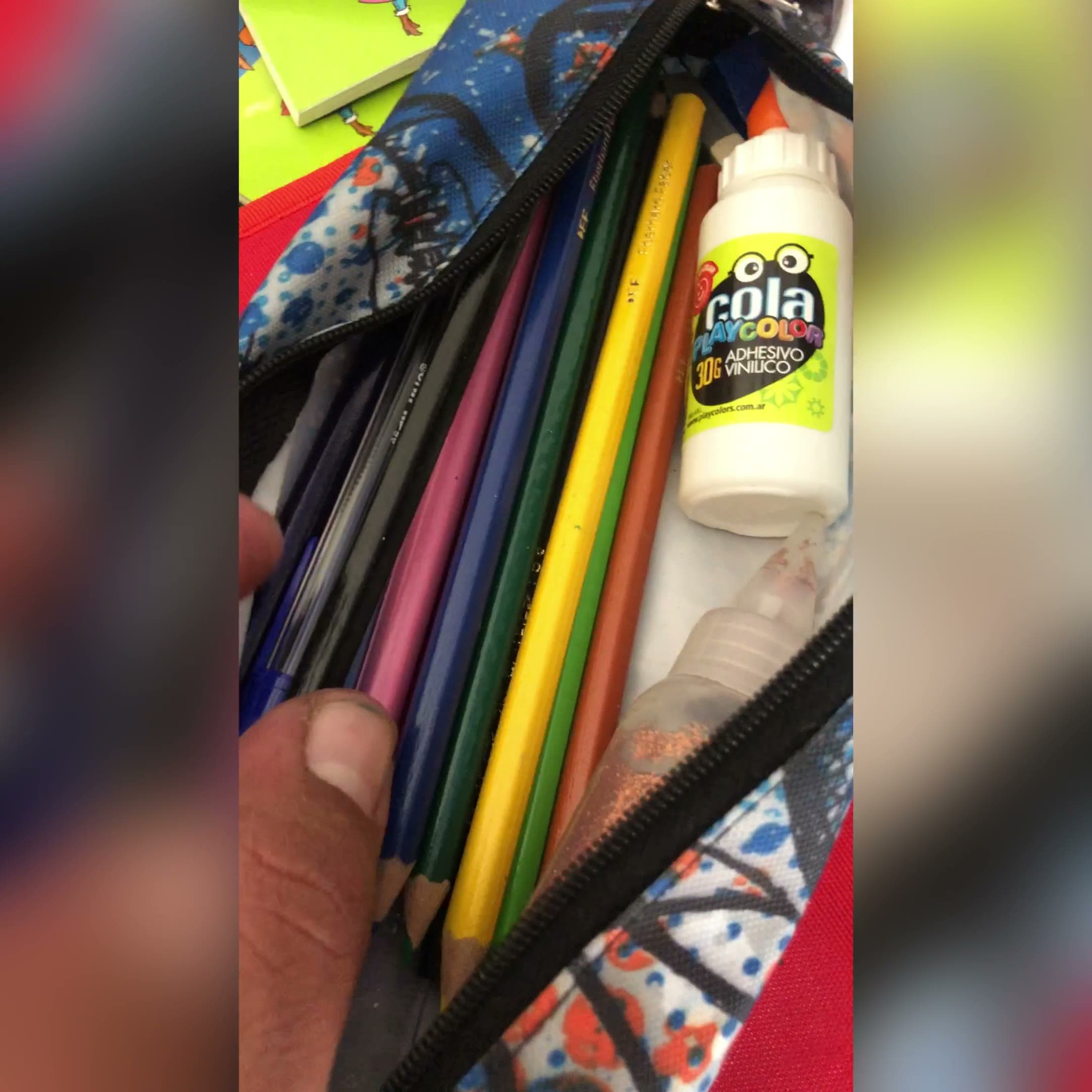 Útiles escolares, guardapolvos y mercadería preparados para entregar a los chicos